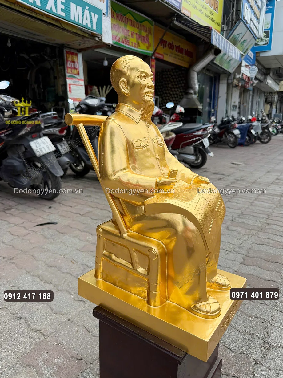 H&igrave;nh ảnh nh&igrave;n nghi&ecirc;ng của bức tượng đồng